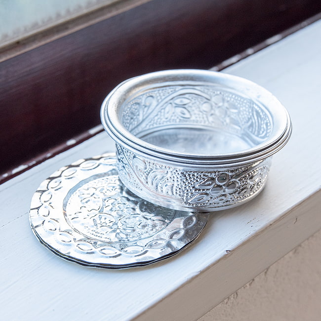 【送料無料・6セット】【3個セット】インド伝統唐草エンボスのアルミソーサーとコースターセット【直径:6.5cm-8cm】 7 - こちらが1セットです