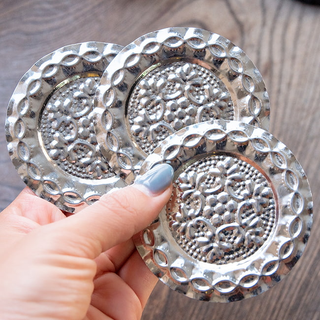 【送料無料・6セット】【3個セット】インド伝統唐草エンボスのアルミソーサーとコースターセット【直径:6.5cm-8cm】 9 - ソーサーはこのようになっています。 ※デザインは個体差がございます。