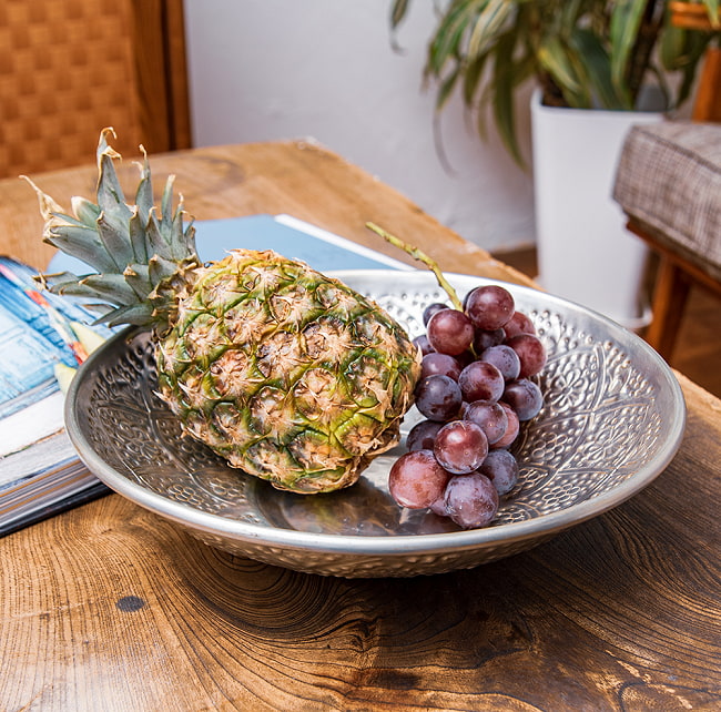 【送料無料・2個セット】手彫り大輪花柄 エンボスアルミボウル 29.5cm 10 - さまざまなシーンでお使いください。