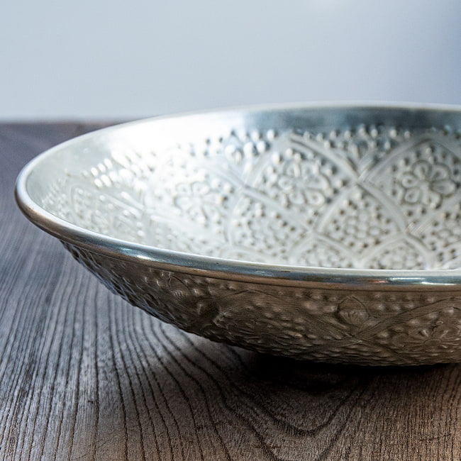 【送料無料・2個セット】手彫り大輪花柄 エンボスアルミボウル 29.5cm 6 - 光を複雑に反射します。