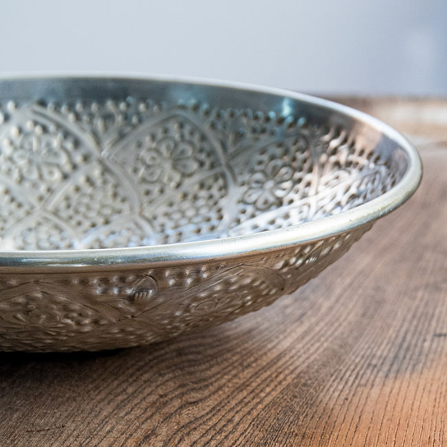 【送料無料・2個セット】手彫り大輪花柄 エンボスアルミボウル 29.5cm 7 - 側面を見てみました。