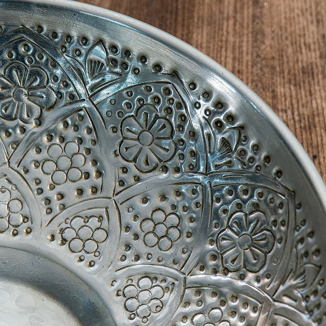 【送料無料・2個セット】手彫り大輪花柄 エンボスアルミボウル 29.5cm 8 - 底面の様子です。