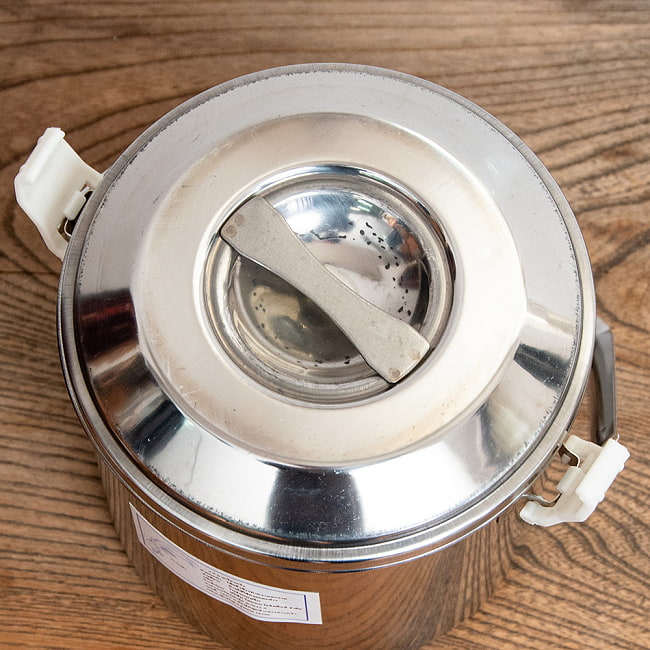 【送料無料・2個セット】〔14cm 1.9L〕ブッシュクラフトの定番　ビリー缶・ビリーポット　リーズナブルなニワトリブランド 5 - ハンドルを下ろすことでプラロックが外れるようになっています。