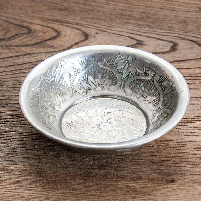 【送料無料・9個セット】ムスリム職人の手仕事が息づく 薄彫り アルミボウル 薄小皿 直径：約12cm 3 - 細かな装飾が印象的です。