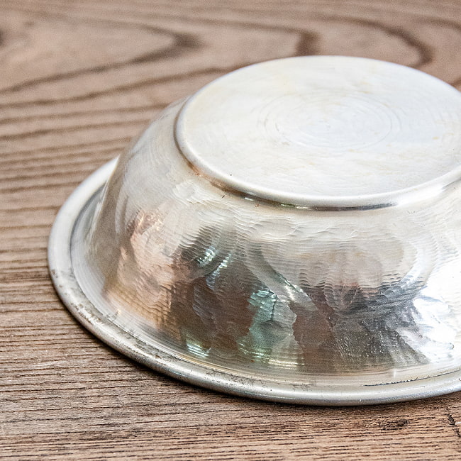 【送料無料・9個セット】ムスリム職人の手仕事が息づく 薄彫り アルミボウル 薄小皿 直径：約12cm 7 - 表側の様子です。