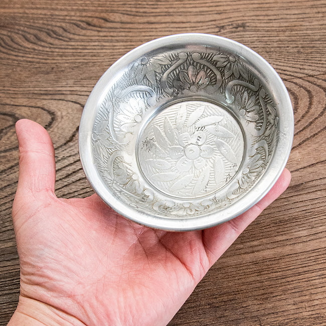 【送料無料・9個セット】ムスリム職人の手仕事が息づく 薄彫り アルミボウル 薄小皿 直径：約12cm 8 - これくらいのサイズ感になります。