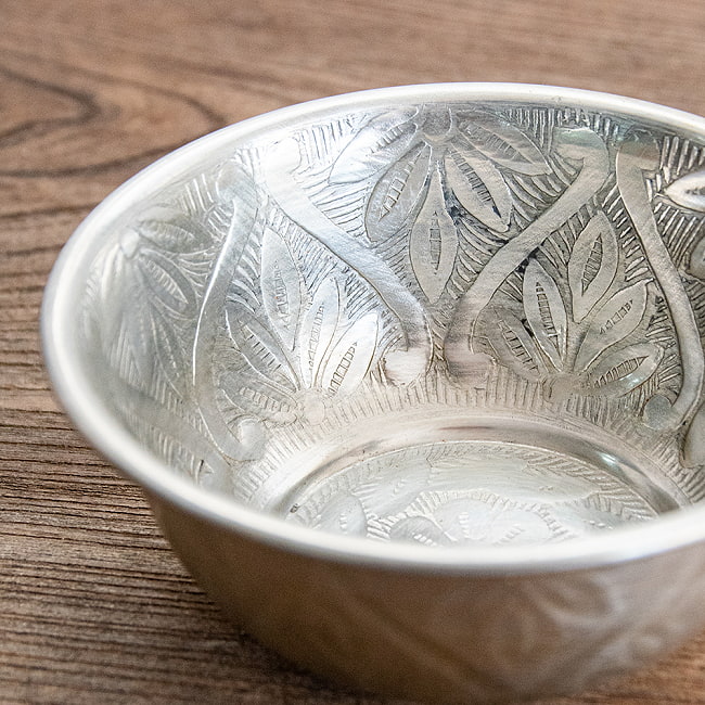 【送料無料・9個セット】ムスリム職人の手仕事が息づく 薄彫り 深小皿 アルミボウル 直径：約12.5cm 5 - 細部を見てみました。