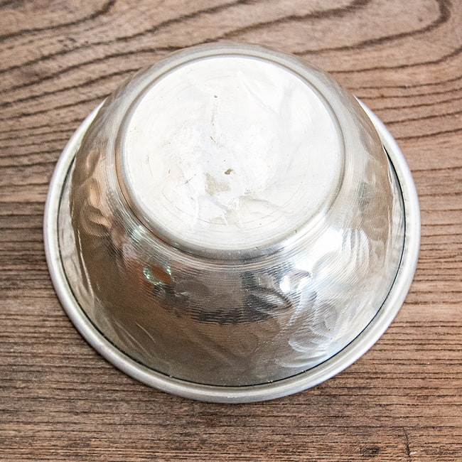 【送料無料・9個セット】ムスリム職人の手仕事が息づく 薄彫り 深小皿 アルミボウル 直径：約12.5cm 6 - 底面です。