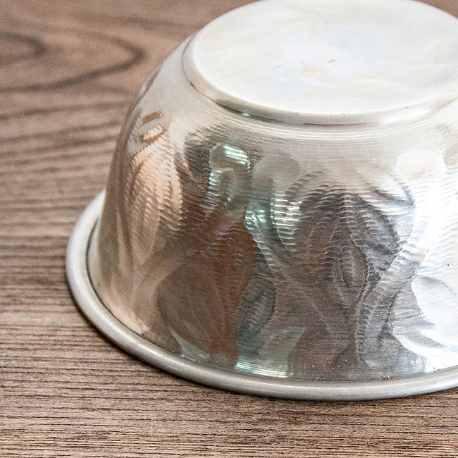 【送料無料・9個セット】ムスリム職人の手仕事が息づく 薄彫り 深小皿 アルミボウル 直径：約12.5cm 7 - 表側の様子です。