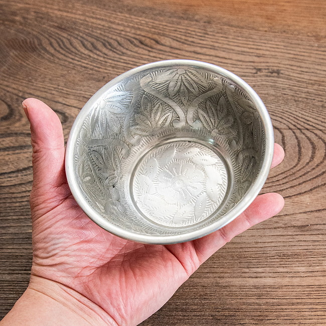 【送料無料・9個セット】ムスリム職人の手仕事が息づく 薄彫り 深小皿 アルミボウル 直径：約12.5cm 8 - これくらいのサイズ感になります。