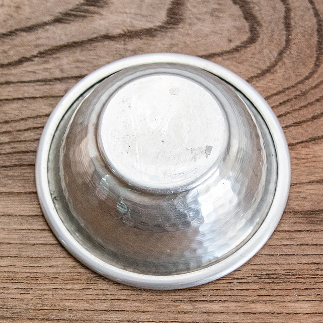 【送料無料・15個セット】ムスリム職人の手仕事が息づく 薄彫り アルミボウル 直径:約8.5cm 5 - 底面です。