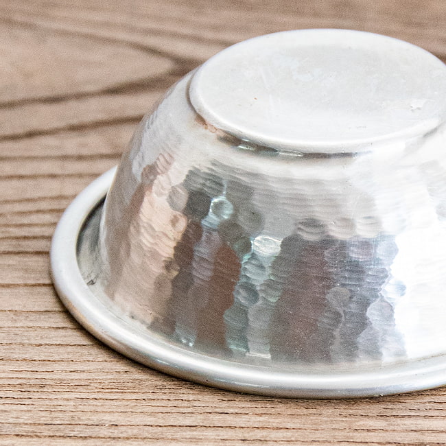 【送料無料・15個セット】ムスリム職人の手仕事が息づく 薄彫り アルミボウル 直径:約8.5cm 6 - 表側の様子です。