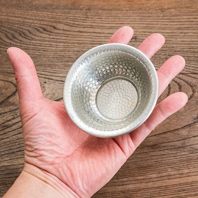 【送料無料・15個セット】ムスリム職人の手仕事が息づく 薄彫り アルミボウル 直径:約8.5cm 7 - これくらいのサイズ感になります。