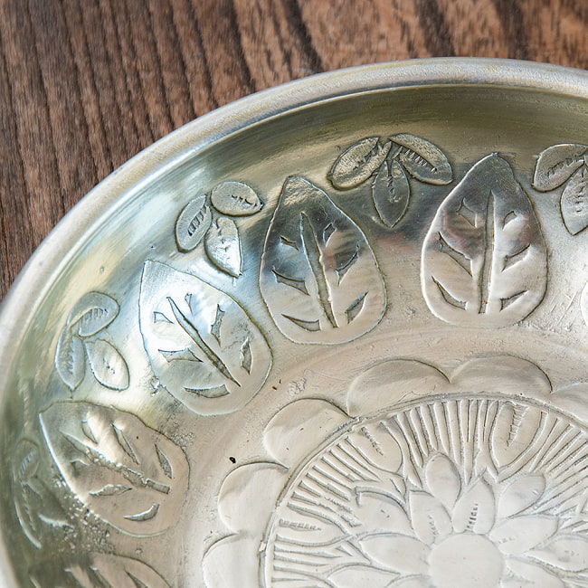 【送料無料・6個セット】ムスリム職人の手仕事が息づく 薄彫り 深中皿 アルミボウル 直径：約15.8cm 4 - 細部を見てみました。