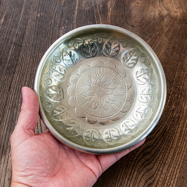 【送料無料・6個セット】ムスリム職人の手仕事が息づく 薄彫り 深中皿 アルミボウル 直径：約15.8cm 7 - これくらいのサイズ感になりました。ムスリム系のインド料理などによく合いそうな風合いとサイズ感です。