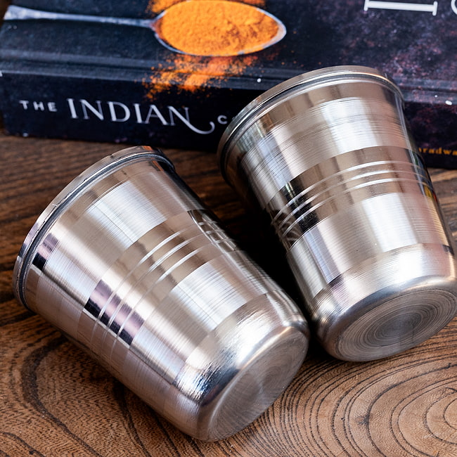 【送料無料・15個セット】ステンレスのチャイカップ [直径:約7cm×高さ:約8.3cm 約220ml] 8 - このようにライン模様の入り方は手作りなので個体差がございます