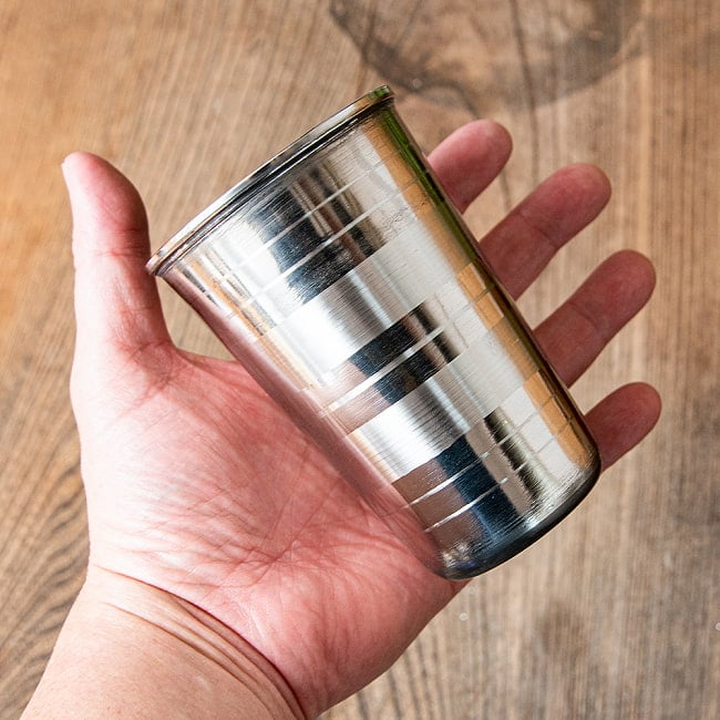 【送料無料・12個セット】ステンレスのチャイカップ 〔約11cm 330ml〕 6 - 手に取るとこれくらいのサイズ感です。