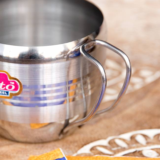 【送料無料・15個セット】インドの取っ手付き！ステンレスマグコップ【高さ：5.2cm×直径：6.2cm】 4 - 取っ手部分の拡大です