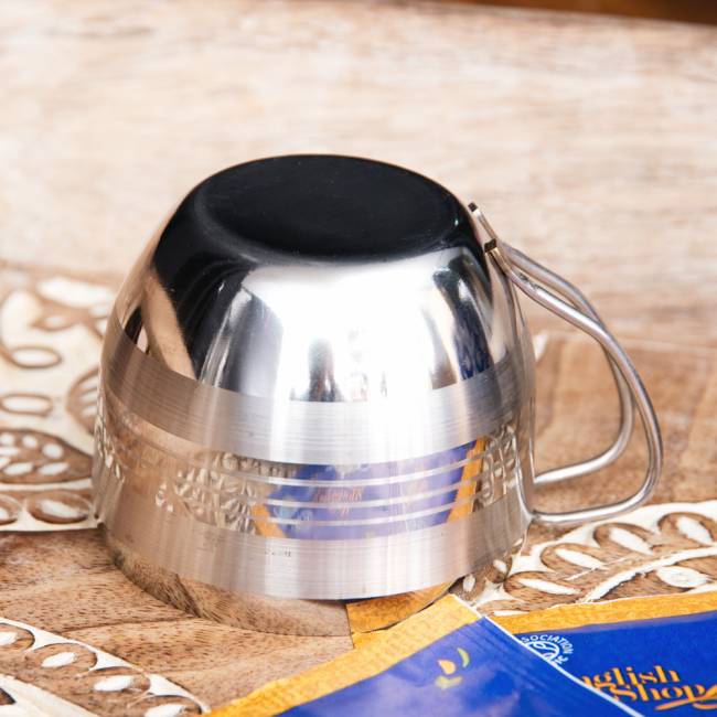 【送料無料・15個セット】インドの取っ手付き！ステンレスマグコップ【高さ：5.2cm×直径：6.2cm】 5 - 裏面の写真です