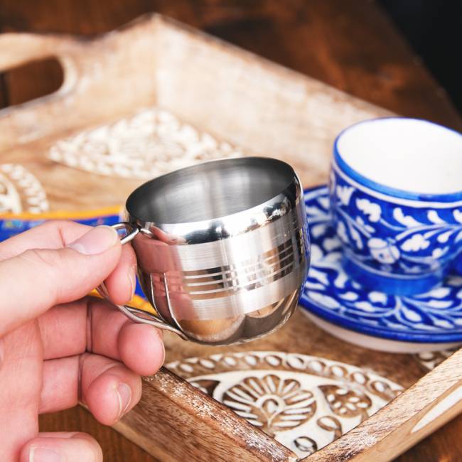 【送料無料・15個セット】インドの取っ手付き！ステンレスマグコップ【高さ：5.2cm×直径：6.2cm】 6 - サイズ感もかわいらしく、キャンプなどへもオススメです！