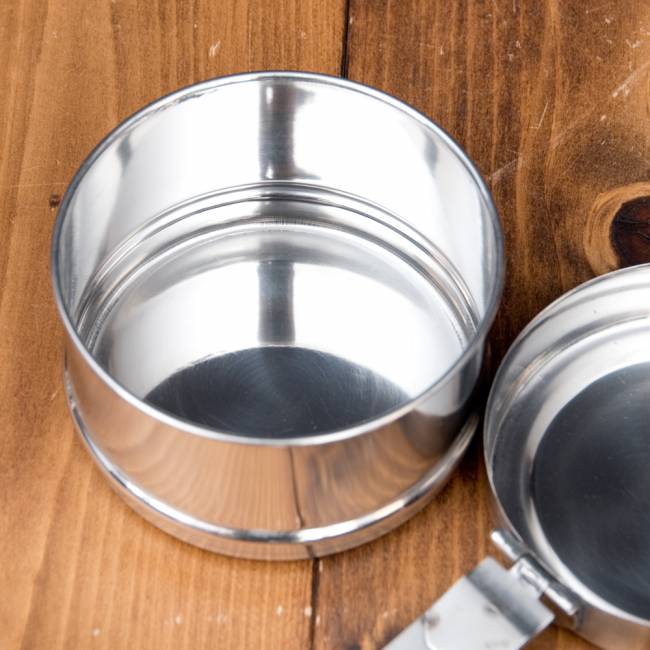 【送料無料・3個セット】鍵が掛かる！インド2段ボンベイ弁当箱　ダッバーワーラー仕様【直径:約10cm 高さ:約19.5cm】 12 - 一段目にカレー、二段目にご飯、三段目に食後のフェンネルやお菓子など入れておけます。