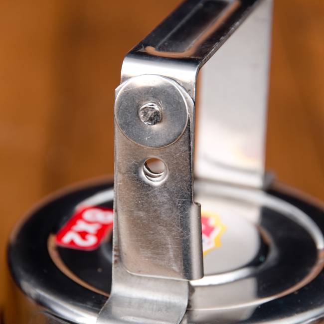 【送料無料・3個セット】鍵が掛かる！インド2段ボンベイ弁当箱　ダッバーワーラー仕様【直径:約10cm 高さ:約19.5cm】 8 - こちらが留め具の部分になります