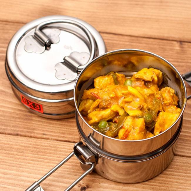 【送料無料・3個セット】鍵が掛かる！インド3段ボンベイ弁当箱　ダッバーワーラー仕様【直径:約9.5cm 高さ:約25cm】 13 - 類似品の使用例です