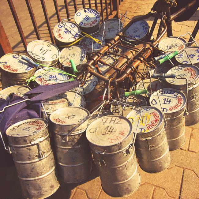 【送料無料・3個セット】鍵が掛かる！インド3段ボンベイ弁当箱　ダッバーワーラー仕様【直径:約9.5cm 高さ:約25cm】 15 - ダッバーワーラーは、このようにお弁当を宅配しています。