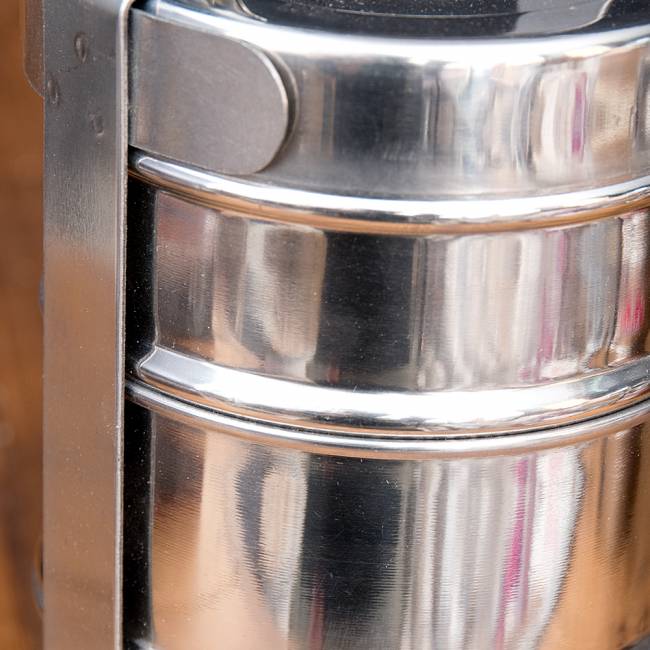 【送料無料・3個セット】鍵が掛かる！インド3段ボンベイ弁当箱　ダッバーワーラー仕様【直径:約9.5cm 高さ:約25cm】 6 - 拡大写真です