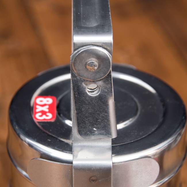 【送料無料・3個セット】鍵が掛かる！インド3段ボンベイ弁当箱　ダッバーワーラー仕様【直径:約9.5cm 高さ:約25cm】 7 - 留め具の写真です