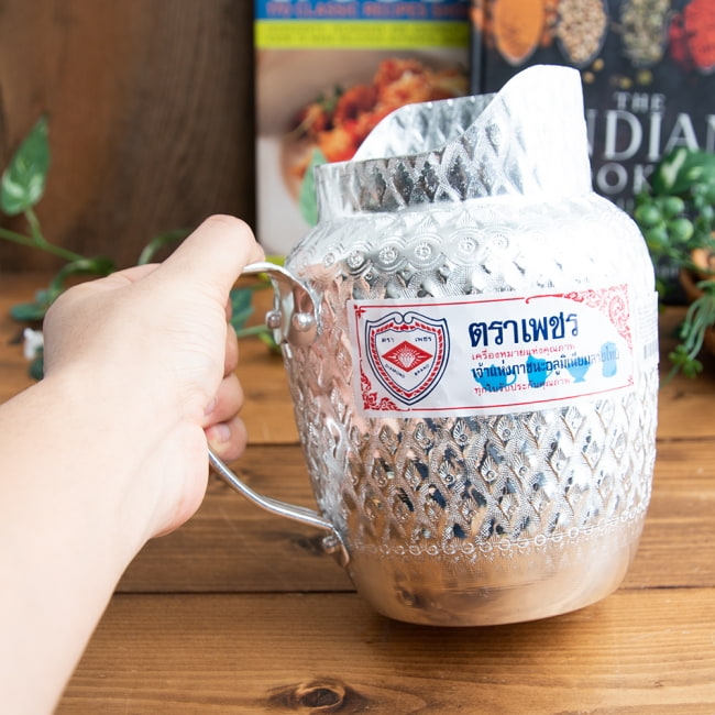 【送料無料・2個セット】タイの飾りつきエンボス・アルミピッチャー【約13.5cm×18.5cm】 7 - 大きめで幅広のハンドルなので水がたくさん入っていても安定して注ぐことが出来ます。