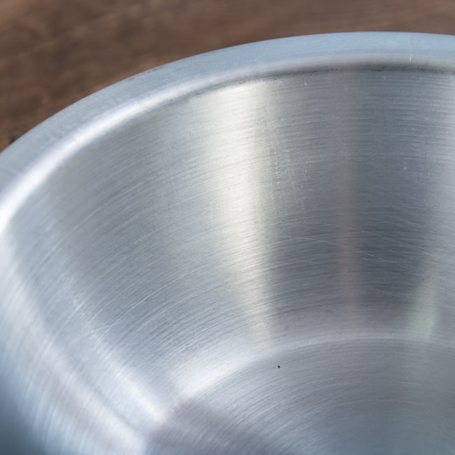 【送料無料・15個セット】キャンプにも便利なアルミボウル　ミキシングボウル〔約16.5cm×約4.7cm〕　シンプルだけど、ぬくもりあるタイの食器 4 - 拡大写真です