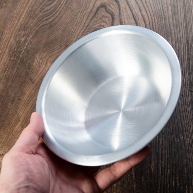 【送料無料・15個セット】キャンプにも便利なアルミボウル　ミキシングボウル〔約16.5cm×約4.7cm〕　シンプルだけど、ぬくもりあるタイの食器 7 - このくらいのサイズ感になります