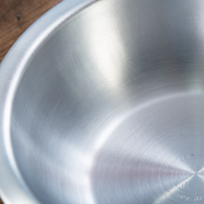 【送料無料・15個セット】キャンプにも便利なアルミボウル　ミキシングボウル〔約18cm×約5.2cm〕　シンプルだけど、ぬくもりあるタイの食器 4 - 拡大写真です