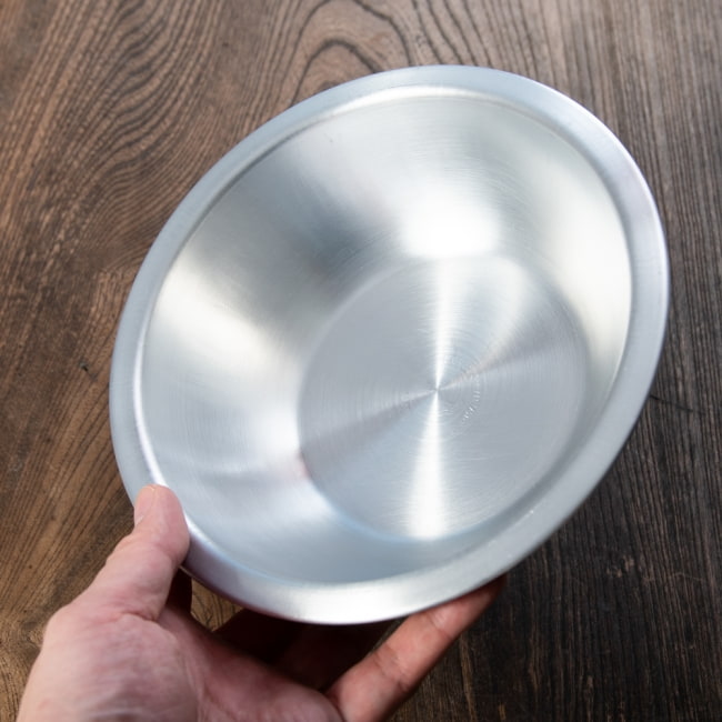【送料無料・15個セット】キャンプにも便利なアルミボウル　ミキシングボウル〔約18cm×約5.2cm〕　シンプルだけど、ぬくもりあるタイの食器 7 - このくらいのサイズ感になります