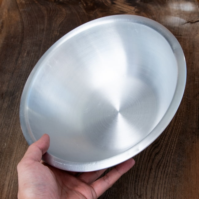 【送料無料・9個セット】キャンプにも便利なアルミボウル　ミキシングボウル〔約24.5cm×約7.5cm〕　シンプルだけど、ぬくもりあるタイの食器 7 - このくらいのサイズ感になります