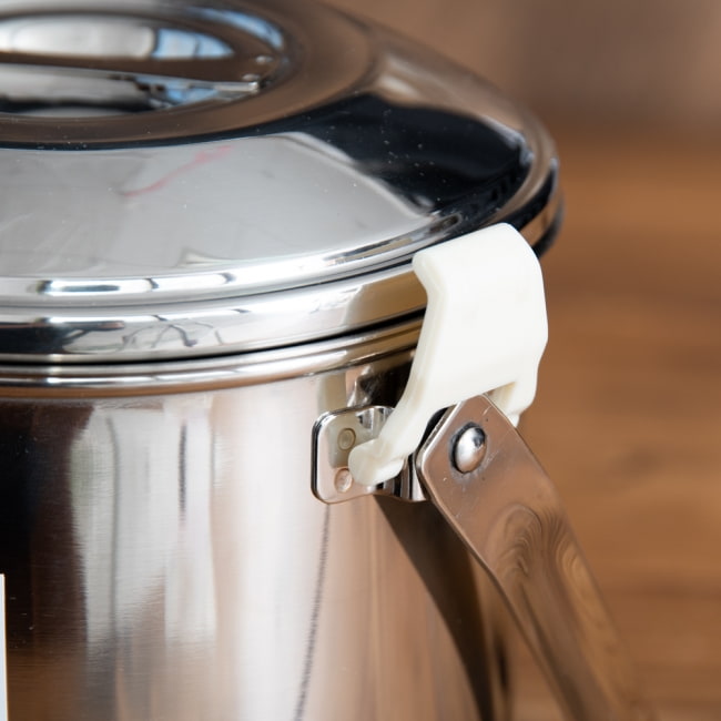 【送料無料・2個セット】〔12cm 1.4L〕ブッシュクラフトの定番　ゼブラ社のビリー缶・ビリーポット　焚き火とキャンプの直火調理へ〔ステンレスSUS304製〕 10 - プラスチックなので、直火で使用する際は外す必要があります。DIYで針金に変える人が多いです。