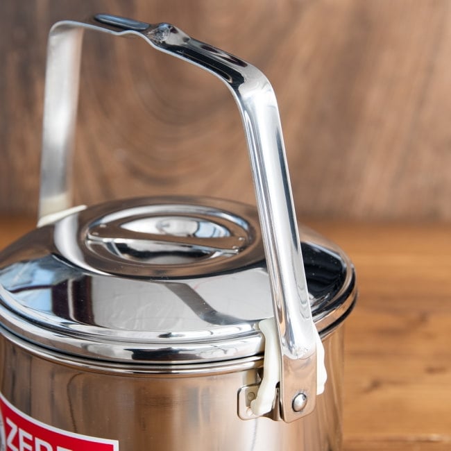 【送料無料・2個セット】〔12cm 1.4L〕ブッシュクラフトの定番　ゼブラ社のビリー缶・ビリーポット　焚き火とキャンプの直火調理へ〔ステンレスSUS304製〕 8 - 上にハンドルを上げると、ロックされるようになっています。