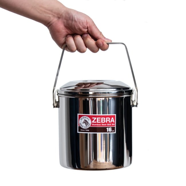 【送料無料・2個セット】〔16cm 3L〕ブッシュクラフトの定番　ゼブラ社のビリー缶・ビリーポット　焚き火とキャンプの直火調理へ〔ステンレスSUS304製〕 16 - 手に取るとこれくらいの大きさです。たっぷりの容量です。