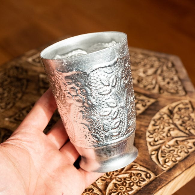 【12個セット】インド伝統唐草エンボスのアルミカップ - 高さ：約12cm　約350ml 7 - これくらいのサイズ感になります。