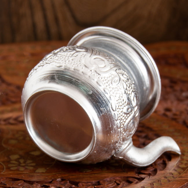 【送料無料・10個セット】インド伝統唐草エンボスのアルミ水差し - 高さ:約8cm 5 - インド伝統の唐草模様がエンボス加工されています