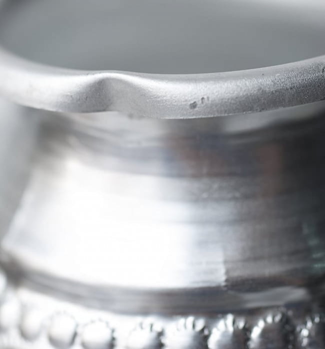 【送料無料・10個セット】インド伝統唐草エンボスのアルミ水差し - 高さ：約8cm 7 - インドもののため多少の凹みやゆがみがあります。