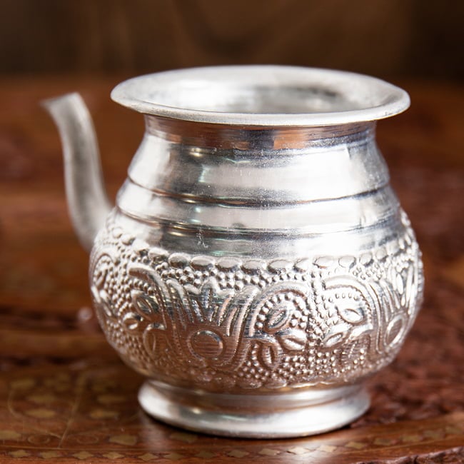 【送料無料・12個セット】インド伝統唐草エンボスのアルミ水差し - 高さ:約7.5cm 3 - 角度を変えてみてみました。