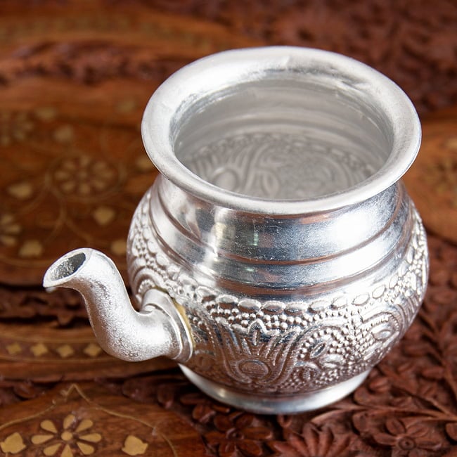 【送料無料・12個セット】インド伝統唐草エンボスのアルミ水差し - 高さ:約7.5cm 4 - 細かな模様がめぐらされています。