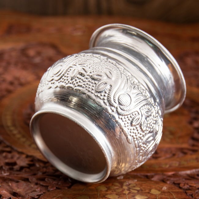 【送料無料・12個セット】インド伝統唐草エンボスのアルミ水差し - 高さ:約7.5cm 5 - インド伝統の唐草模様がエンボス加工されています