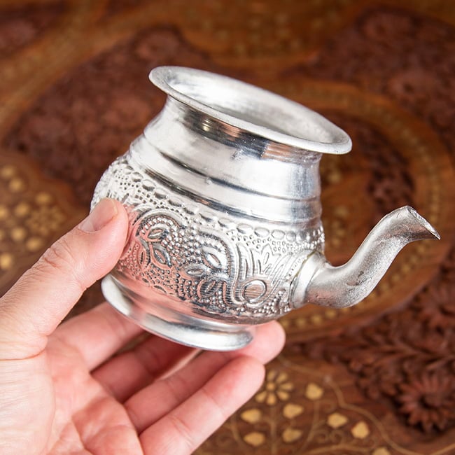 【送料無料・12個セット】インド伝統唐草エンボスのアルミ水差し - 高さ:約7.5cm 6 - 注ぎ口の様子です。