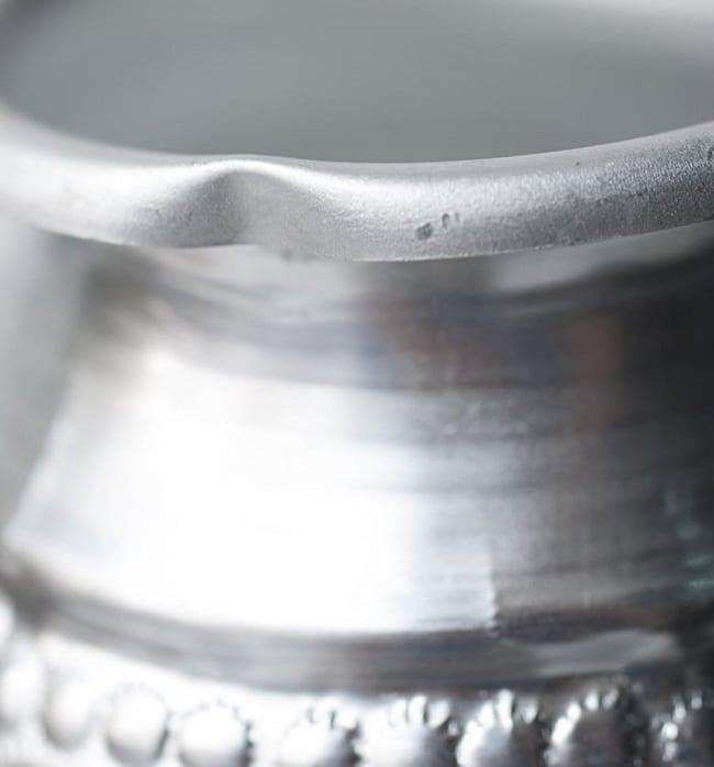 【送料無料・12個セット】インド伝統唐草エンボスのアルミ水差し - 高さ：約7.5cm 7 - インドもののため多少の凹みがあります。