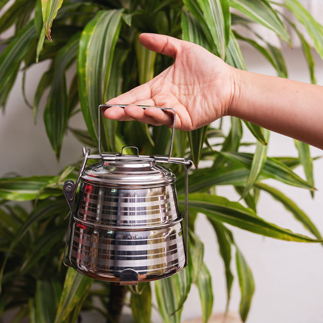 【送料無料・3個セット】【2段】インドのステンレス弁当箱[17cm] 11 - このくらいのサイズ感になります