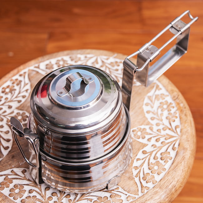 【送料無料・3個セット】【2段】インドのステンレス弁当箱[17cm] 6 - ロックを外したところです