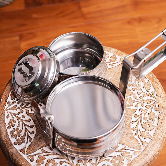 【送料無料・3個セット】【2段】インドのステンレス弁当箱[17cm] 8 - 1段目の下には、薄いプレートの仕切りがあります。